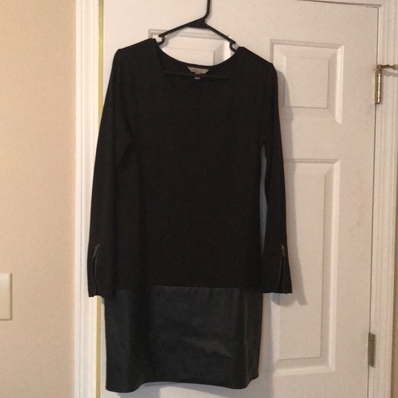 Short black dress with leather at the bottom - Picture 1 of 4
